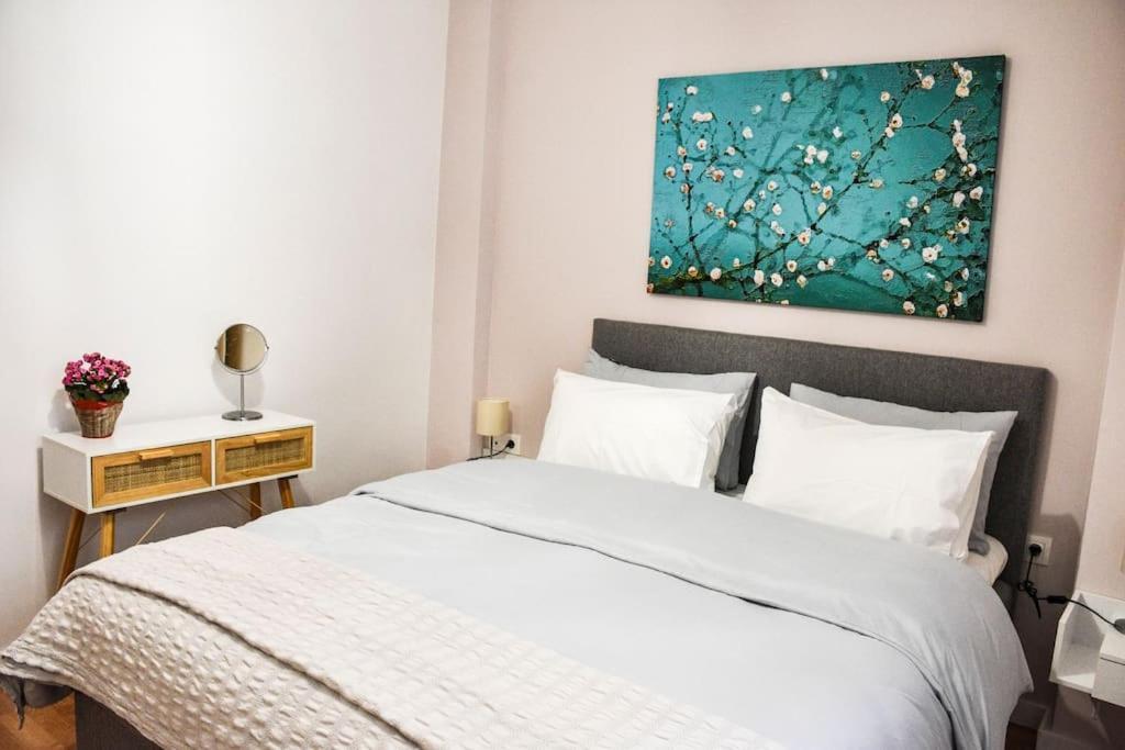 Newly Renovated-City Center Apartment Athena Bagian luar foto
