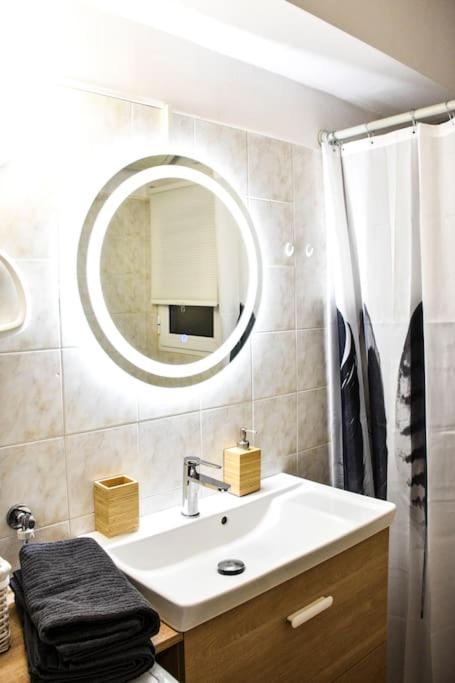 Newly Renovated-City Center Apartment Athena Bagian luar foto