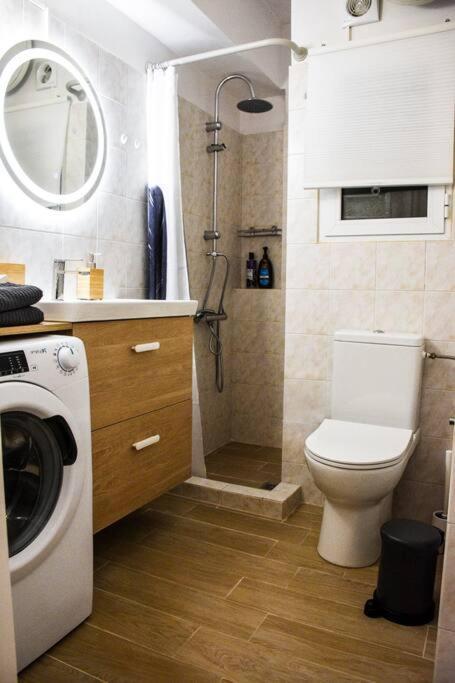 Newly Renovated-City Center Apartment Athena Bagian luar foto