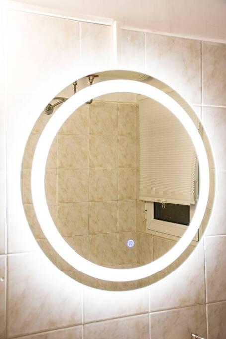Newly Renovated-City Center Apartment Athena Bagian luar foto